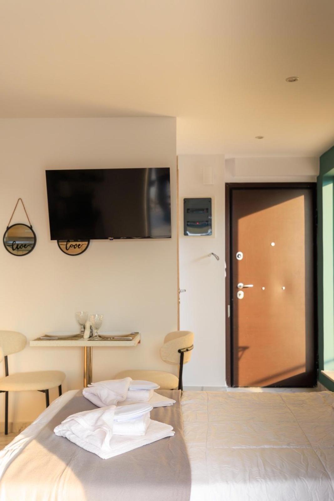 Aiolos Super Lux Suite Jucuzzi Nea Smyrni Centre أثينا المظهر الخارجي الصورة